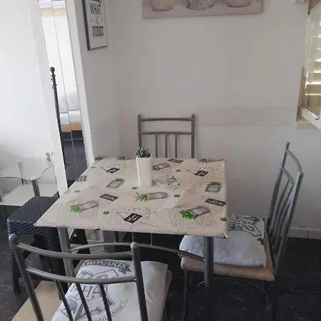 Studio Apartman Mikeli Near The Sea,pets Allowed 公寓